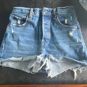 Size 26 - Levi ribcage premium denim shorts in Jive Outlasted